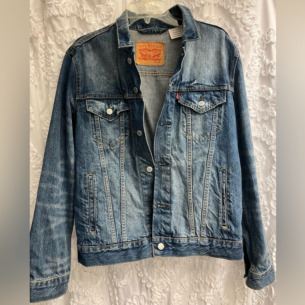 Men’s LEVI’S trucker jeans jacket in used good condition size M